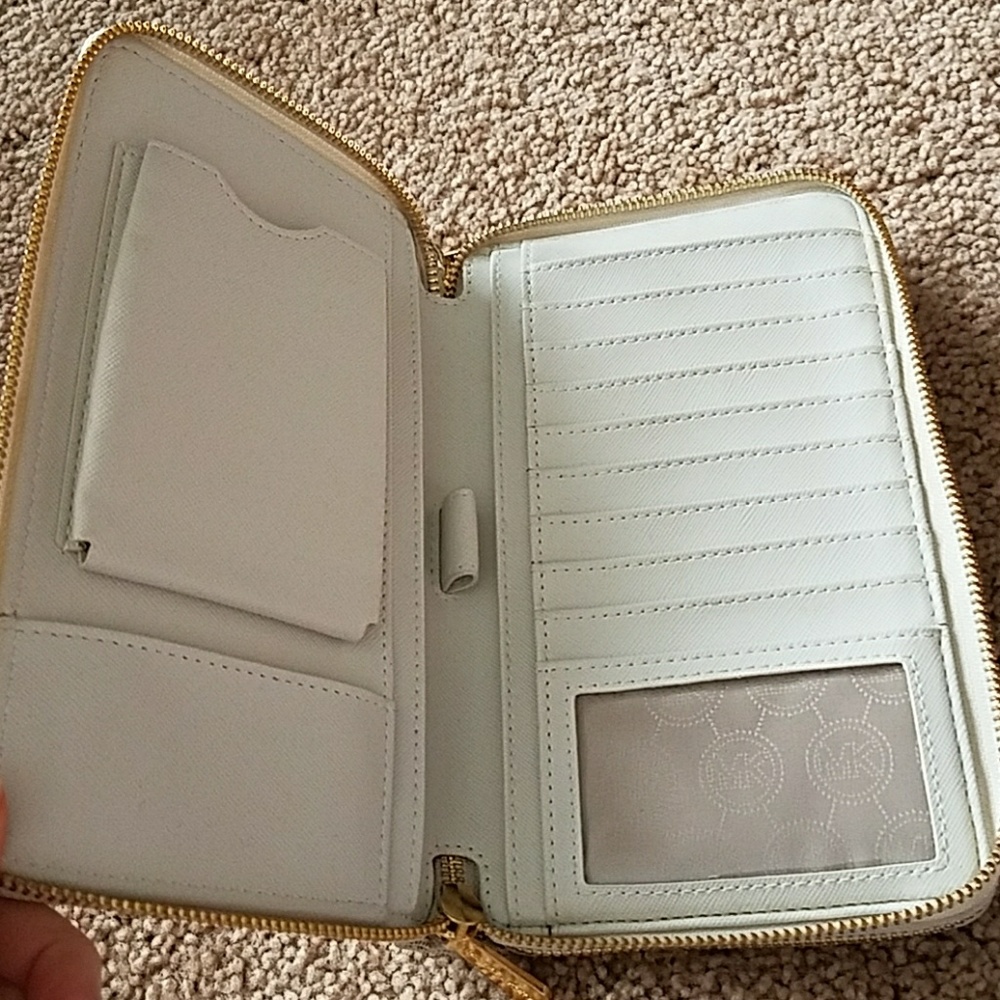 Large Michael Kors clutch/wallet - Picture 4 of 7